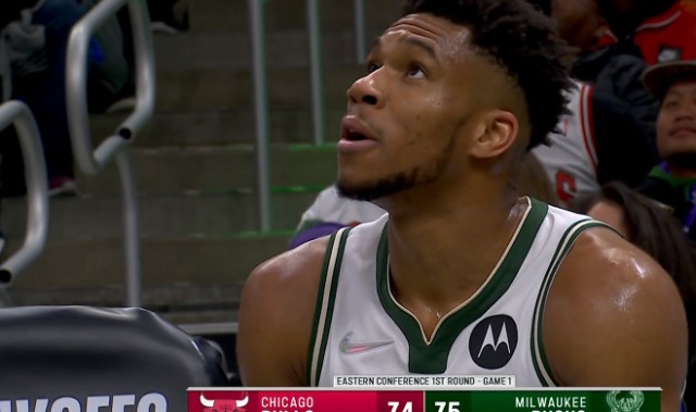  字母哥暴扣统治禁区雄鹿大胜公牛