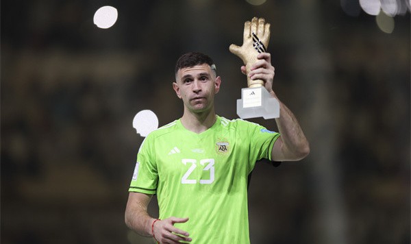  那不勒斯门将黄油手送致命礼  