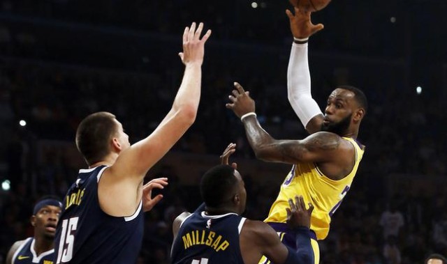  詹姆斯狂砍三双助湖人力克掘金豪取五连胜  