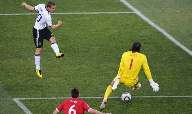  斯特拉斯堡定位球显神威，头球接力破门创佳绩