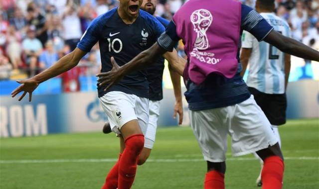  姆巴佩梅开二度助球队取胜，法甲射手榜强势登顶  