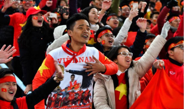  朗斯主场球迷冲突事件，俱乐部遭足协严厉处罚  