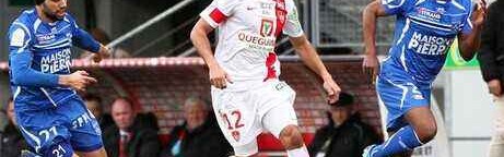  布雷斯特vs巴黎冲突不断，下半场多次中断比赛  