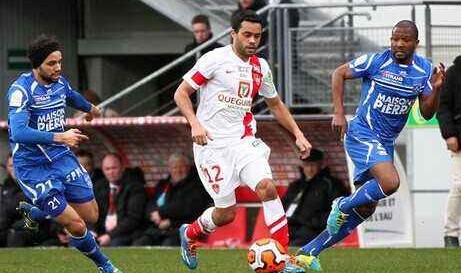  布雷斯特vs巴黎冲突不断，下半场多次中断比赛  