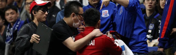  波鸿球迷横幅抗议俱乐部管理层  