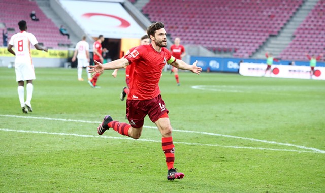  奥格斯堡后防默契十足，零失球纪录助力攀升积分榜  