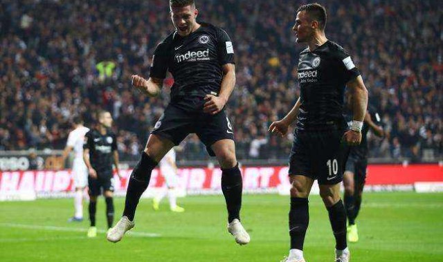  莱比锡红牛控球耐心传导，三角配合撕破铁桶阵型  