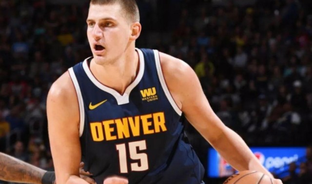  约基奇蝉联常规赛MVP创中锋历史纪录  