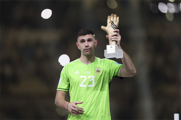  那不勒斯门将黄油手送致命礼  