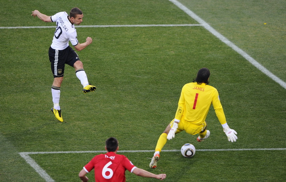  斯特拉斯堡定位球显神威，头球接力破门创佳绩